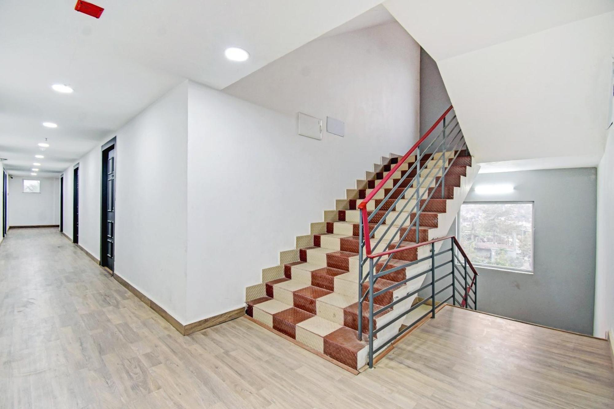Super Townhouse The Royal Retreat Hotel Garui Bagian luar foto
