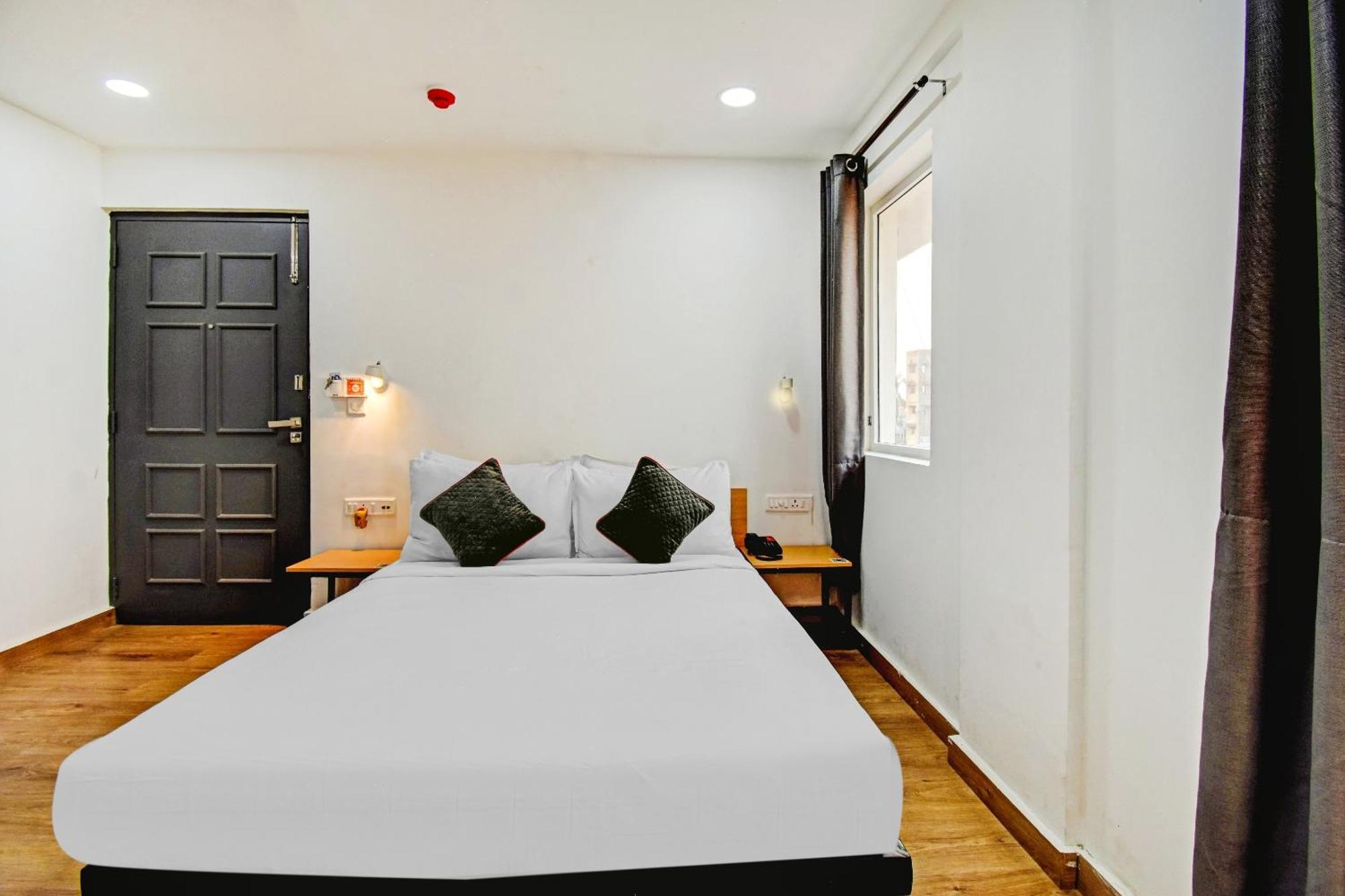 Super Townhouse The Royal Retreat Hotel Garui Bagian luar foto