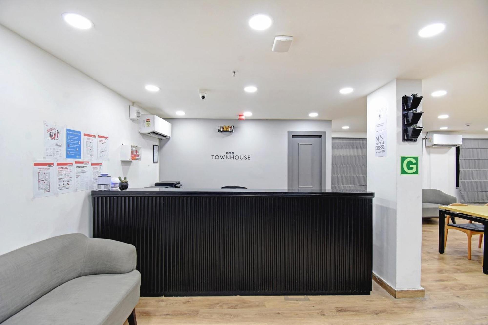 Super Townhouse The Royal Retreat Hotel Garui Bagian luar foto