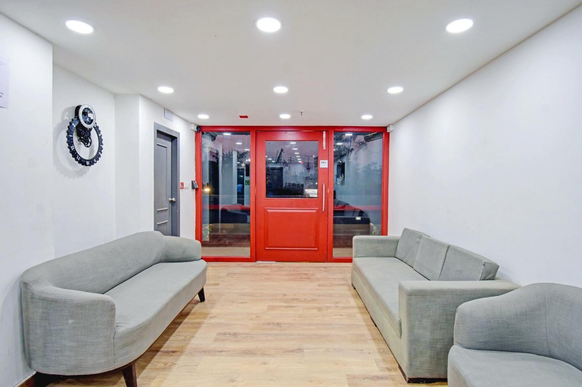 Super Townhouse The Royal Retreat Hotel Garui Bagian luar foto