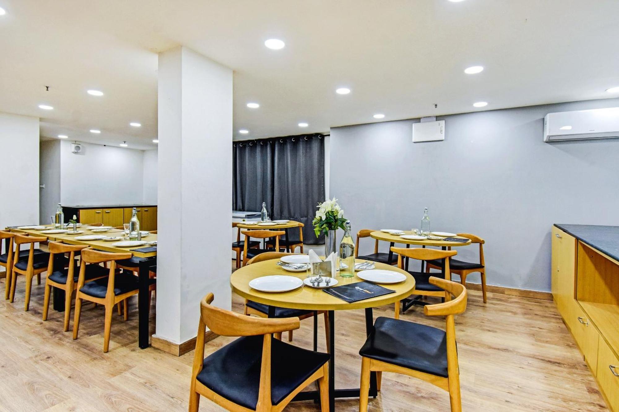 Super Townhouse The Royal Retreat Hotel Garui Bagian luar foto