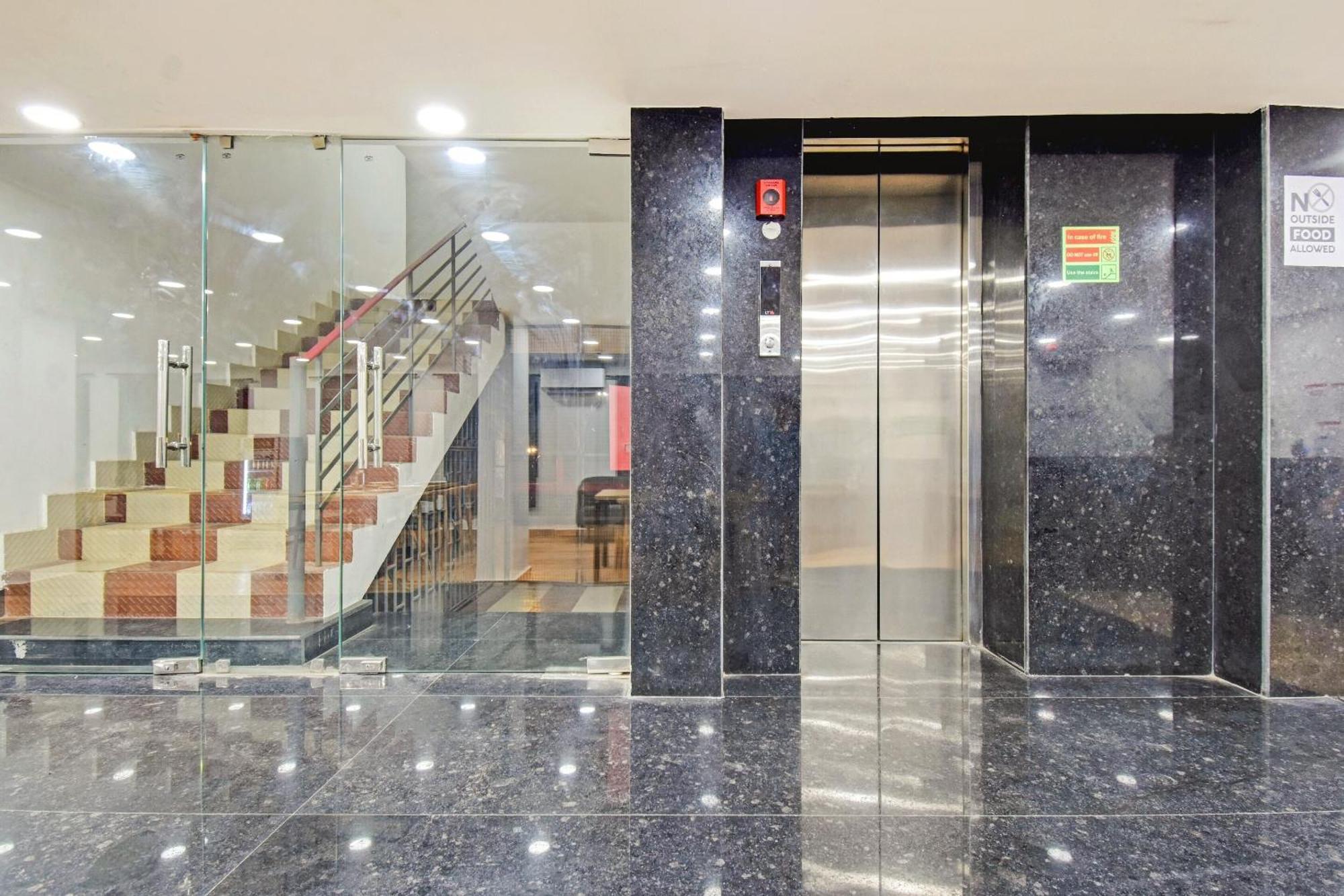 Super Townhouse The Royal Retreat Hotel Garui Bagian luar foto