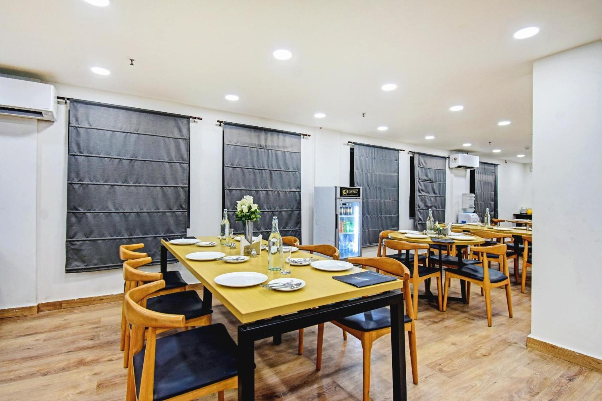 Super Townhouse The Royal Retreat Hotel Garui Bagian luar foto