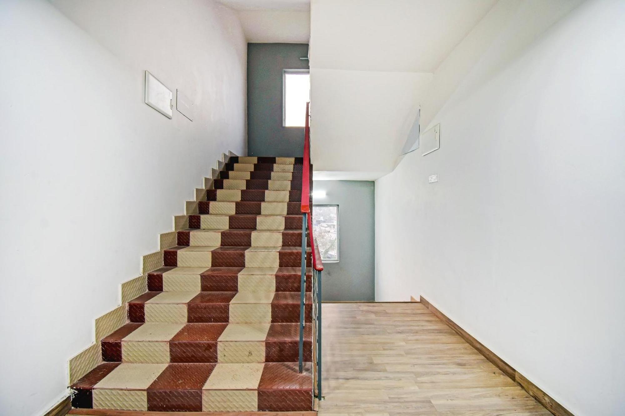 Super Townhouse The Royal Retreat Hotel Garui Bagian luar foto