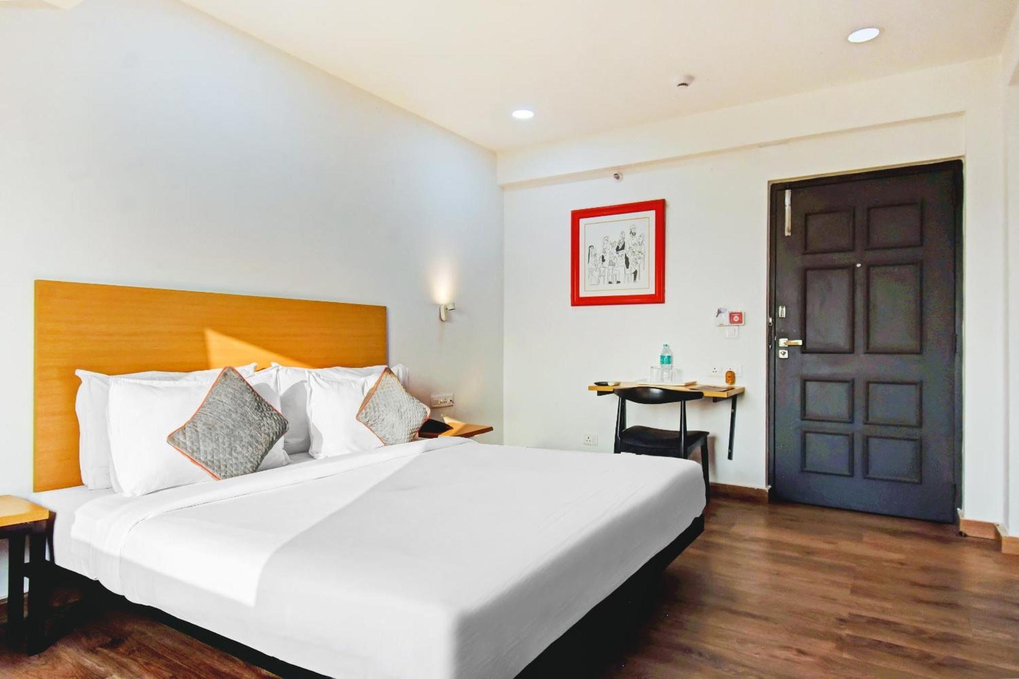 Super Townhouse The Royal Retreat Hotel Garui Bagian luar foto