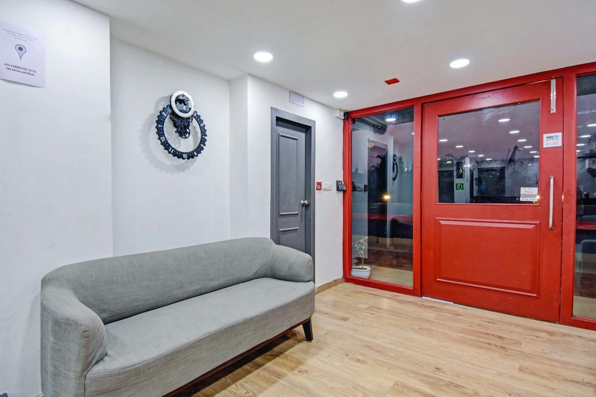 Super Townhouse The Royal Retreat Hotel Garui Bagian luar foto
