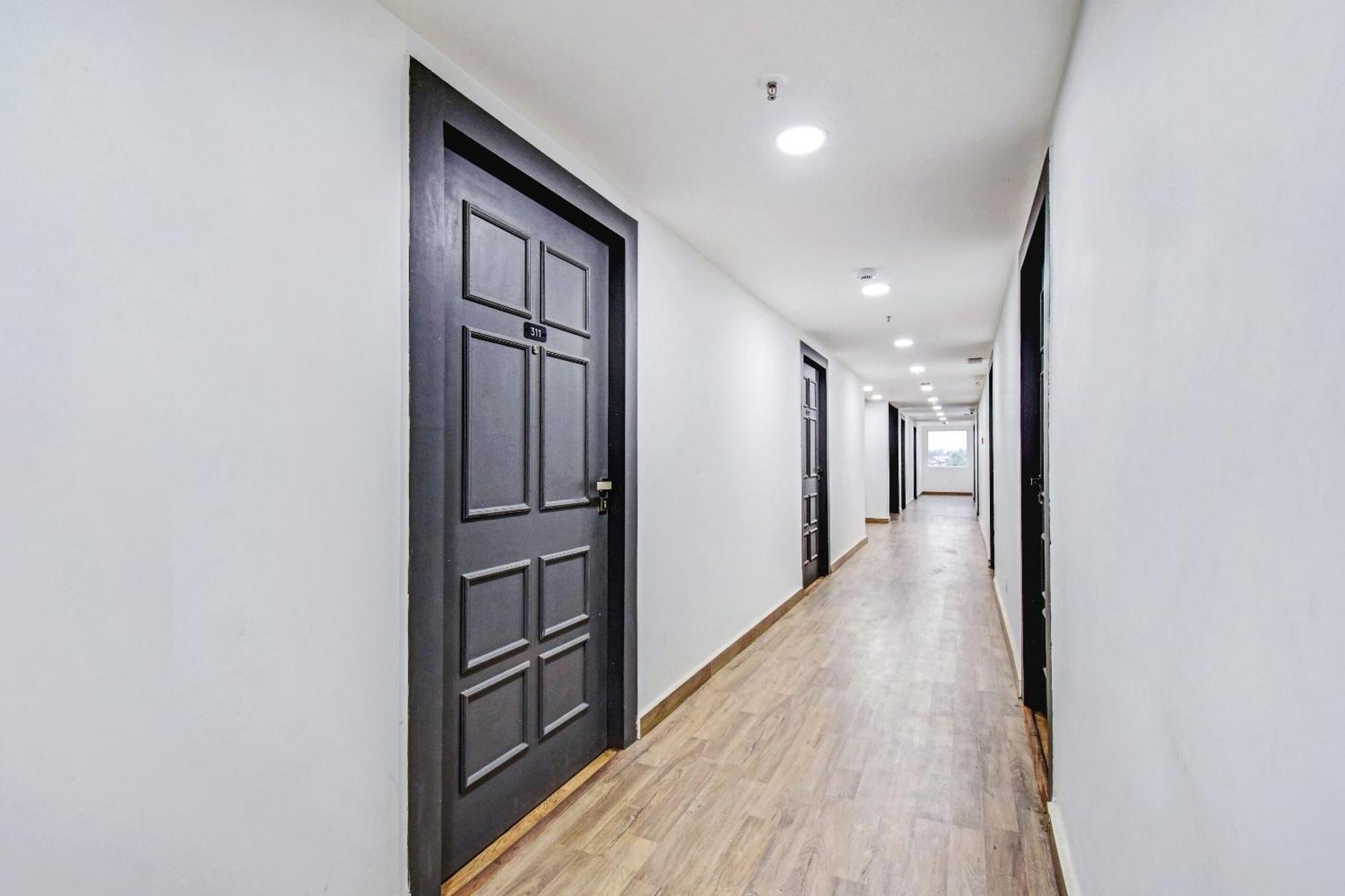 Super Townhouse The Royal Retreat Hotel Garui Bagian luar foto