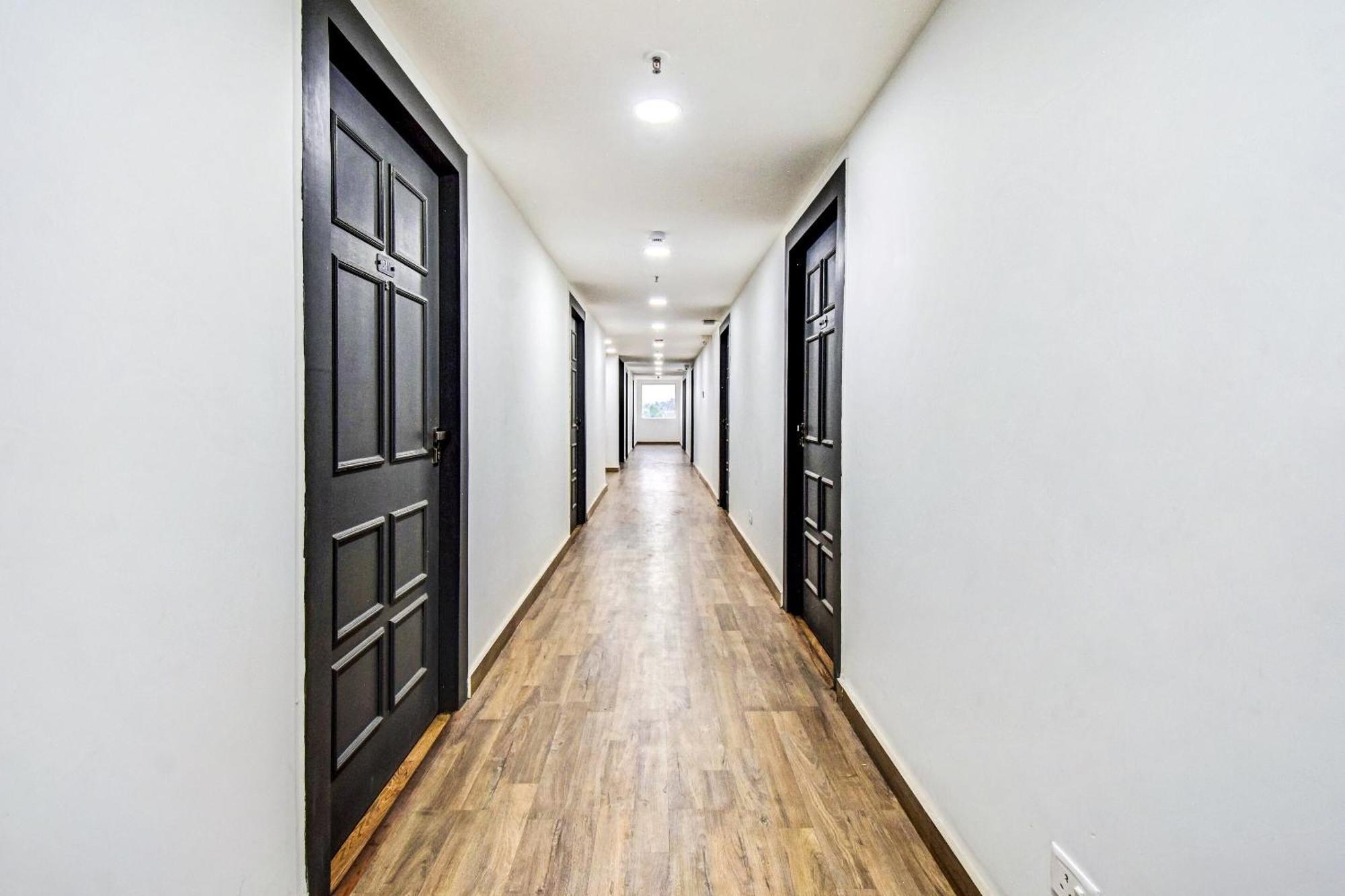 Super Townhouse The Royal Retreat Hotel Garui Bagian luar foto